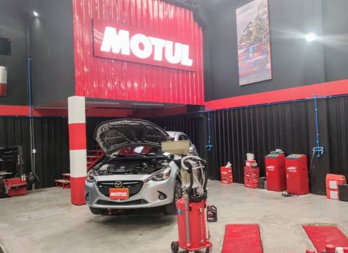 GARAJE MOTUL EN COLOMBIA: TECNOLOGÍA Y PASIÓN AL VOLANTE V12MAGAZINE Motul acaba de encender los motores de una nueva era en el cuidado automotriz con la apertura de su primer Garaje Motul en Colombia. Este innovador espacio, ubicado en el corazón de Bogotá, promete una experiencia premium que combina tecnología de punta, lubricantes franceses de calidad superior y un servicio que hará vibrar a los amantes de los vehículos. V12MAGAZINE