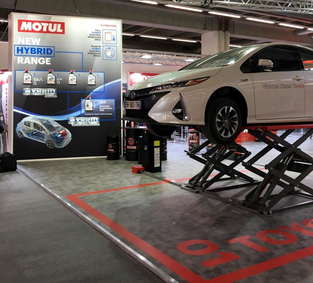 GARAJE MOTUL EN COLOMBIA: TECNOLOGÍA Y PASIÓN AL VOLANTE V12MAGAZINE Motul acaba de encender los motores de una nueva era en el cuidado automotriz con la apertura de su primer Garaje Motul en Colombia. Este innovador espacio, ubicado en el corazón de Bogotá, promete una experiencia premium que combina tecnología de punta, lubricantes franceses de calidad superior y un servicio que hará vibrar a los amantes de los vehículos. V12MAGAZINE