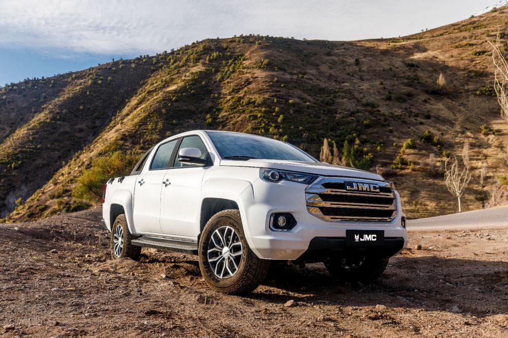 PICKUPS: JMC DESAFÍA EL REINADO TRADICIONAL EN COLOMBIA CON PROPUESTAS GANADORAS V12MAGAZINE Pickups que rompen moldes y desafían gigantes: así llega JMC al mercado colombiano. Con una propuesta fresca y poderosa, esta marca china, respaldada por Astara Colombia, promete revolucionar un segmento dominado por titanes tradicionales. V12MAGAZINE