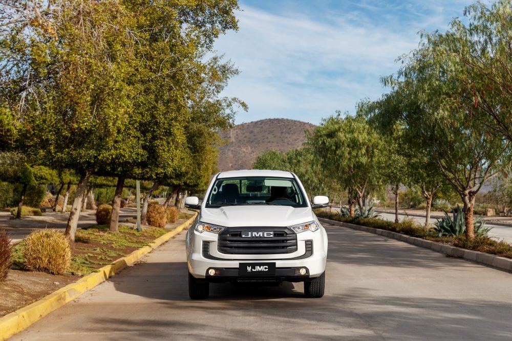 PICKUPS: JMC DESAFÍA EL REINADO TRADICIONAL EN COLOMBIA CON PROPUESTAS GANADORAS V12MAGAZINE Pickups que rompen moldes y desafían gigantes: así llega JMC al mercado colombiano. Con una propuesta fresca y poderosa, esta marca china, respaldada por Astara Colombia, promete revolucionar un segmento dominado por titanes tradicionales. V12MAGAZINE