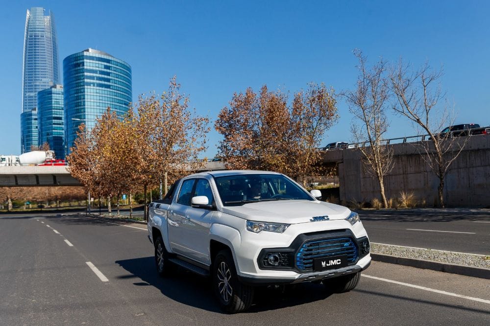 PICKUPS: JMC DESAFÍA EL REINADO TRADICIONAL EN COLOMBIA CON PROPUESTAS GANADORAS V12MAGAZINE Pickups que rompen moldes y desafían gigantes: así llega JMC al mercado colombiano. Con una propuesta fresca y poderosa, esta marca china, respaldada por Astara Colombia, promete revolucionar un segmento dominado por titanes tradicionales. V12MAGAZINE