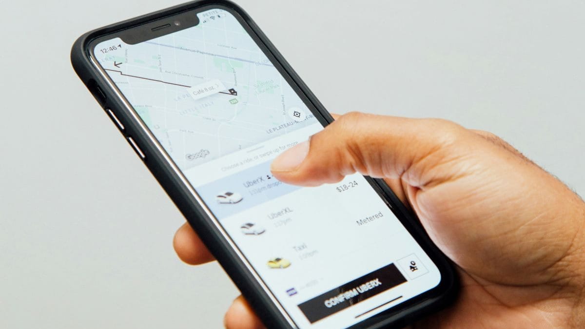 UBER TAXI: UNA ALTERNATIVA PARA EL DÍA SIN CARRO EN BOGOTÁ V12MAGAZINE Uber Taxi será una excelente opción para los usuarios que se desplacen en el Día sin Carro, este 6 de febrero. Esta alternativa promueve la movilidad sostenible en Bogotá, al tiempo que fomenta el uso de opciones como el transporte público, las bicicletas y los taxis. V12MAGAZINE