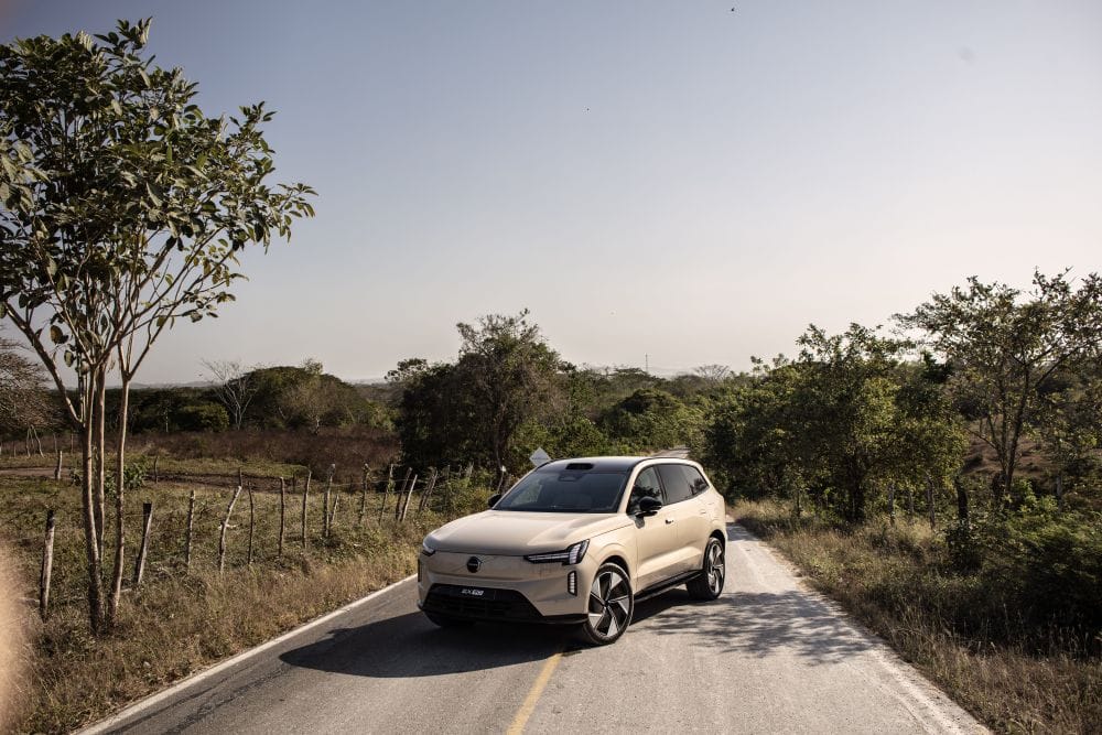 CARTAGENA SE ELECTRIFICA CON VOLVO: EL IMPRESIONANTE EX90 Y XC90 LLEGAN A LATINOAMÉRICA V12MAGAZINE Cartagena, la joya del Caribe colombiano, acaba de convertirse en el escenario de un lanzamiento que promete revolucionar la carretera. Volvo Cars, representada por Astara en Colombia, trae a Latinoamérica dos titanes de la innovación automotriz: el Volvo EX90, un SUV completamente eléctrico, y el renovado Volvo XC90. V12MAGAZINE