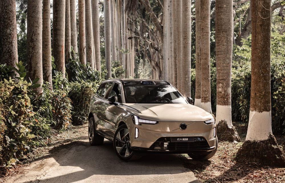 CARTAGENA SE ELECTRIFICA CON VOLVO: EL IMPRESIONANTE EX90 Y XC90 LLEGAN A LATINOAMÉRICA V12MAGAZINE Cartagena, la joya del Caribe colombiano, acaba de convertirse en el escenario de un lanzamiento que promete revolucionar la carretera. Volvo Cars, representada por Astara en Colombia, trae a Latinoamérica dos titanes de la innovación automotriz: el Volvo EX90, un SUV completamente eléctrico, y el renovado Volvo XC90. V12MAGAZINE