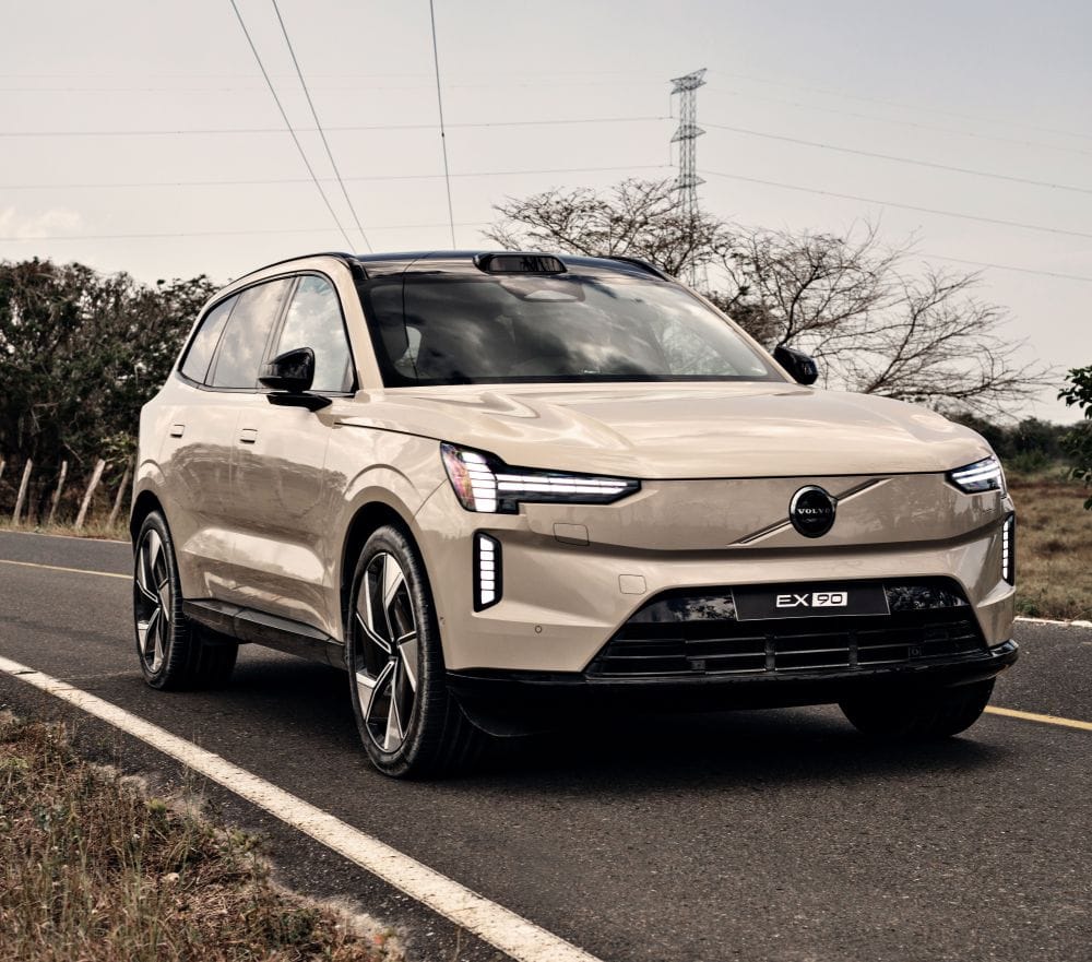 CARTAGENA SE ELECTRIFICA CON VOLVO: EL IMPRESIONANTE EX90 Y XC90 LLEGAN A LATINOAMÉRICA V12MAGAZINE Cartagena, la joya del Caribe colombiano, acaba de convertirse en el escenario de un lanzamiento que promete revolucionar la carretera. Volvo Cars, representada por Astara en Colombia, trae a Latinoamérica dos titanes de la innovación automotriz: el Volvo EX90, un SUV completamente eléctrico, y el renovado Volvo XC90. V12MAGAZINE