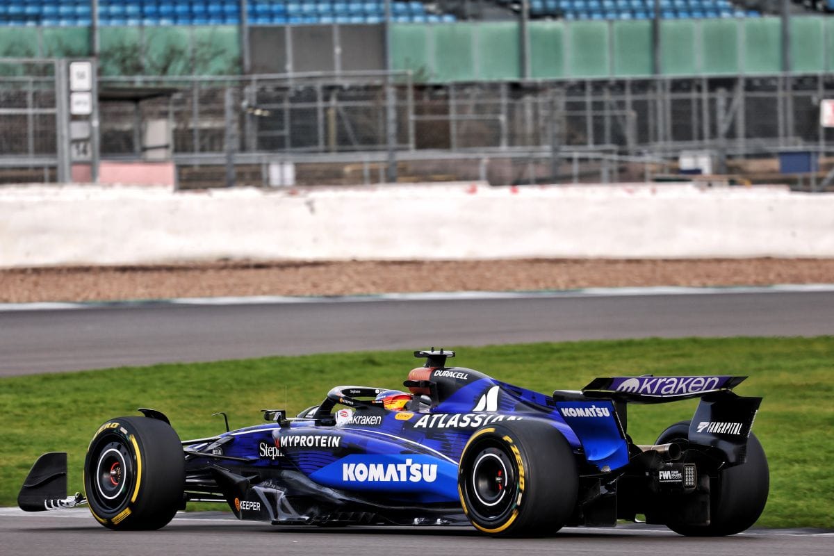 EL ESPECTACULAR WILLIAMS FW47 DEBUTA EN SILVERSTONE: SAIZ Y ALBON MARCAN EL INICIO DE UNA NUEVA ERA V12MAGAZINE El Williams FW47, el nuevo monoplaza de Atlassian Williams Racing para la temporada 2025, pisó por primera vez el asfalto del circuito de Silverstone. Con Carlos Sainz Y Alex Albon al volante, el equipo completó con éxito 200 km, marcando el inicio de una emocionante nueva etapa. V12MAGAZINE