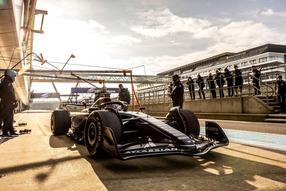 EL ESPECTACULAR WILLIAMS FW47 DEBUTA EN SILVERSTONE: SAIZ Y ALBON MARCAN EL INICIO DE UNA NUEVA ERA V12MAGAZINE El Williams FW47, el nuevo monoplaza de Atlassian Williams Racing para la temporada 2025, pisó por primera vez el asfalto del circuito de Silverstone. Con Carlos Sainz Y Alex Albon al volante, el equipo completó con éxito 200 km, marcando el inicio de una emocionante nueva etapa. V12MAGAZINE