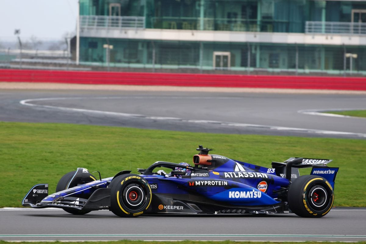 EL ESPECTACULAR WILLIAMS FW47 DEBUTA EN SILVERSTONE: SAIZ Y ALBON MARCAN EL INICIO DE UNA NUEVA ERA V12MAGAZINE Williams FW47