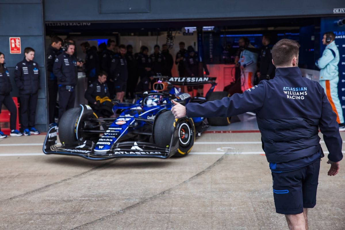 EL ESPECTACULAR WILLIAMS FW47 DEBUTA EN SILVERSTONE: SAIZ Y ALBON MARCAN EL INICIO DE UNA NUEVA ERA V12MAGAZINE El Williams FW47, el nuevo monoplaza de Atlassian Williams Racing para la temporada 2025, pisó por primera vez el asfalto del circuito de Silverstone. Con Carlos Sainz Y Alex Albon al volante, el equipo completó con éxito 200 km, marcando el inicio de una emocionante nueva etapa. V12MAGAZINE