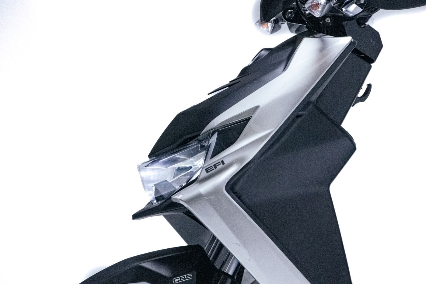 AKT DYNAMIC RX: EL PODEROSO SCOOTER QUE SORPRENDE EN LA CIUDAD V12MAGAZINE Dynamic RX irrumpe en el 2025 como la gran apuesta de AKT Motos para conquistar las calles colombianas. Con un diseño vibrante y tecnología de punta, este scooter automático promete ser la aliada perfecta para quienes buscan movilidad ágil y eficiente en la jungla urbana. V12MAGAZINE