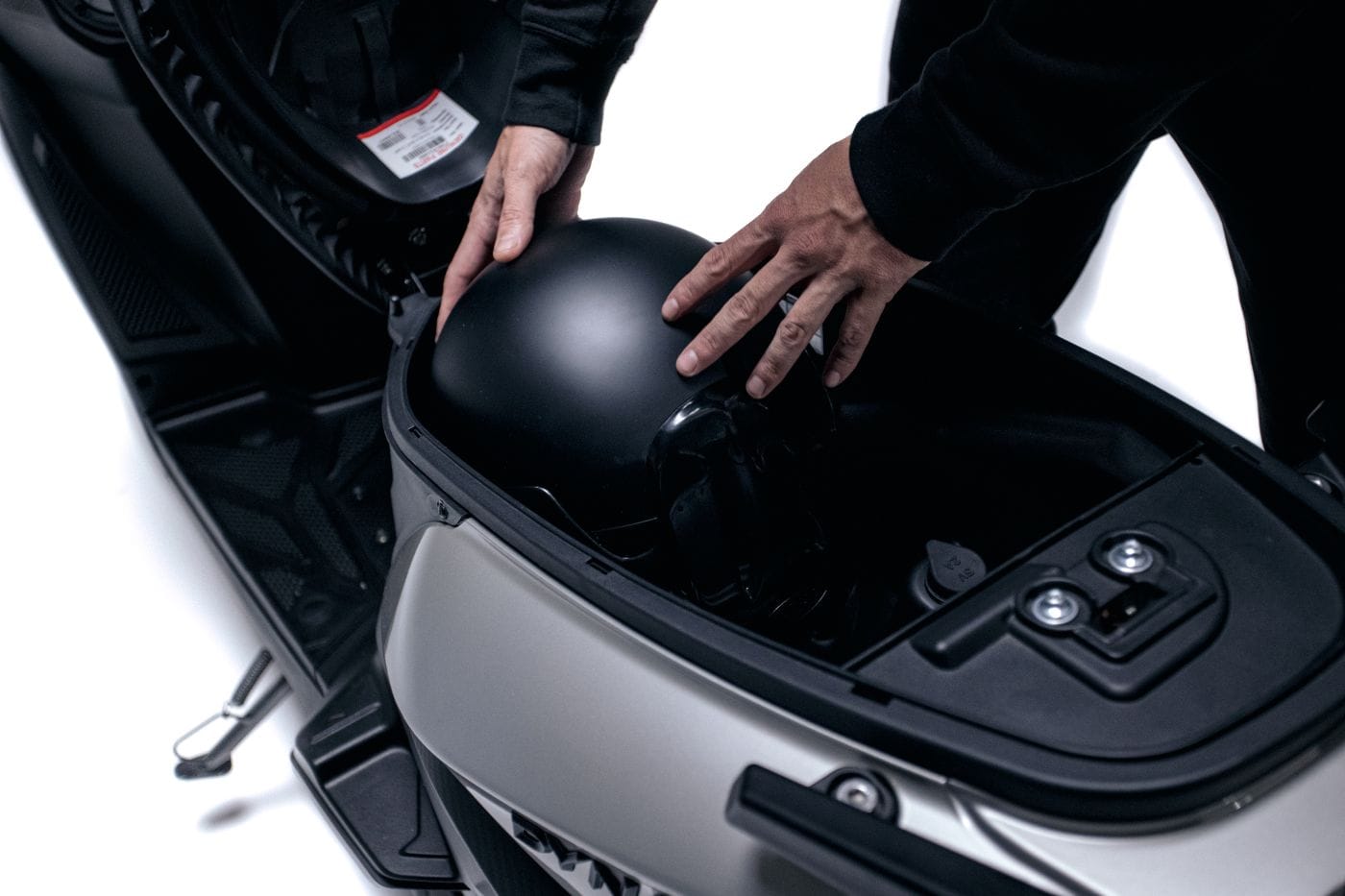 AKT DYNAMIC RX: EL PODEROSO SCOOTER QUE SORPRENDE EN LA CIUDAD V12MAGAZINE Dynamic RX irrumpe en el 2025 como la gran apuesta de AKT Motos para conquistar las calles colombianas. Con un diseño vibrante y tecnología de punta, este scooter automático promete ser la aliada perfecta para quienes buscan movilidad ágil y eficiente en la jungla urbana. V12MAGAZINE