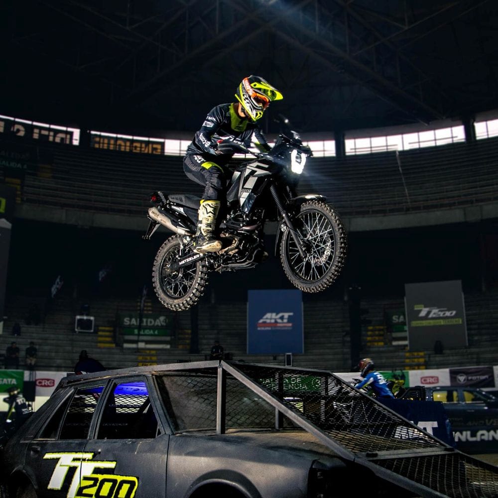 DOMINA EL CAMINO: LA IMPARABLE TT200 DE AKT MOTOS LLEGA A COLOMBIA V12MAGAZINE La nueva TT200 de AKT Motos irrumpió en escena con un evento vibrante en la ciudad de Medellín, marcando un hito para los amantes de la aventura y el rendimiento. Inspirada en las motocicletas de rally, esta máquina promete conquistar cualquier terreno con un diseño que no pasa desapercibido y un enfoque en la comodidad del piloto. V12MAGAZINE