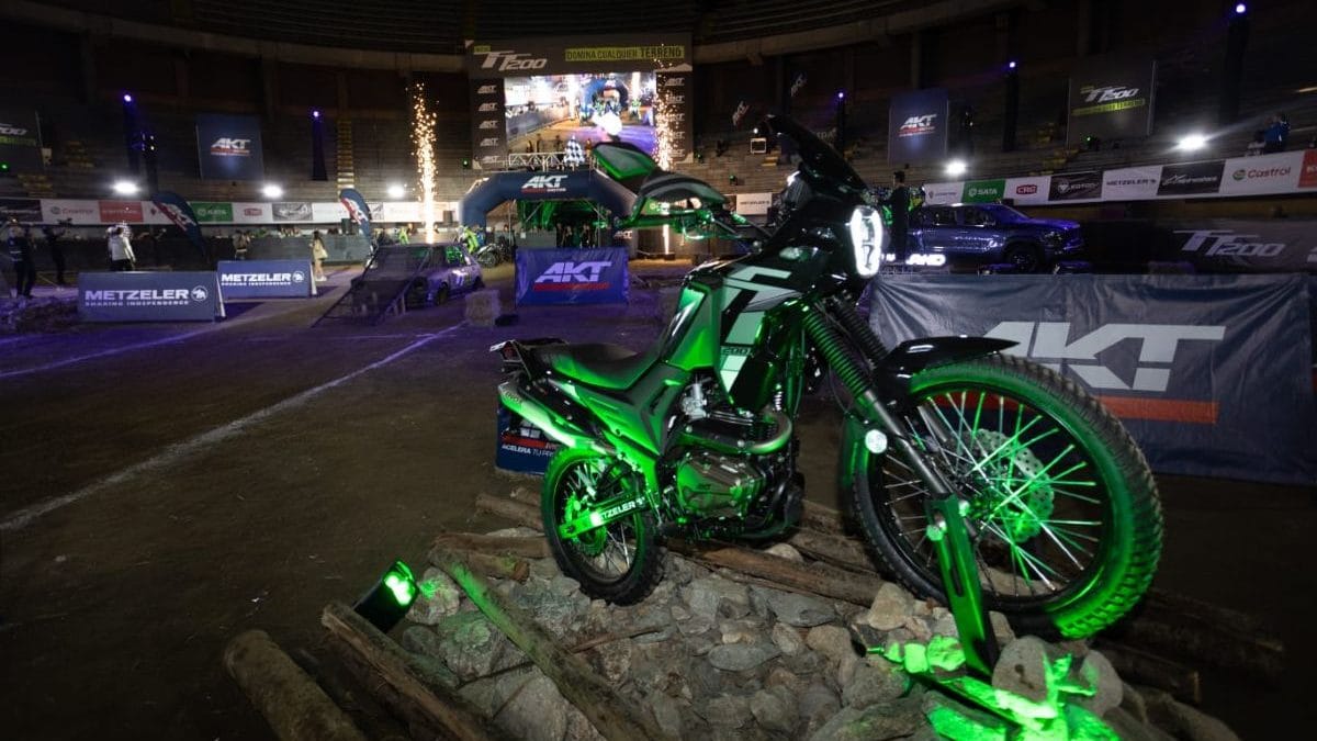 DOMINA EL CAMINO: LA IMPARABLE TT200 DE AKT MOTOS LLEGA A COLOMBIA V12MAGAZINE La nueva TT200 de AKT Motos irrumpió en escena con un evento vibrante en la ciudad de Medellín, marcando un hito para los amantes de la aventura y el rendimiento. Inspirada en las motocicletas de rally, esta máquina promete conquistar cualquier terreno con un diseño que no pasa desapercibido y un enfoque en la comodidad del piloto. V12MAGAZINE