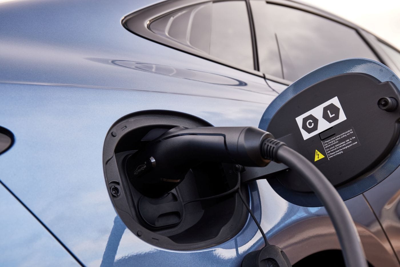 BYD LLEVA LA AUTONOMÍA ELÉCTRICA A OTRO NIVEL CON LA SUPER E-PLATFORM, UN PODEROSO SISTEMA DE SUPERCARGA CON 400 KM EN SOLO 5 MINUTOS V12MAGAZINE VEHÍCULOS ELÉCTRICOS que cargan tan rápido como llenar un tanque de gasolina: esa es la promesa que BYD, el gigante chino de la movilidad eléctrica trae al mundo con su innovadora Super e-Platform. En solo cinco minutos, esta tecnología ofrece 400 kilómetros de autonomía, un avance que está cambiando las reglas del juego en la industria automotriz. V12MAGAZINE