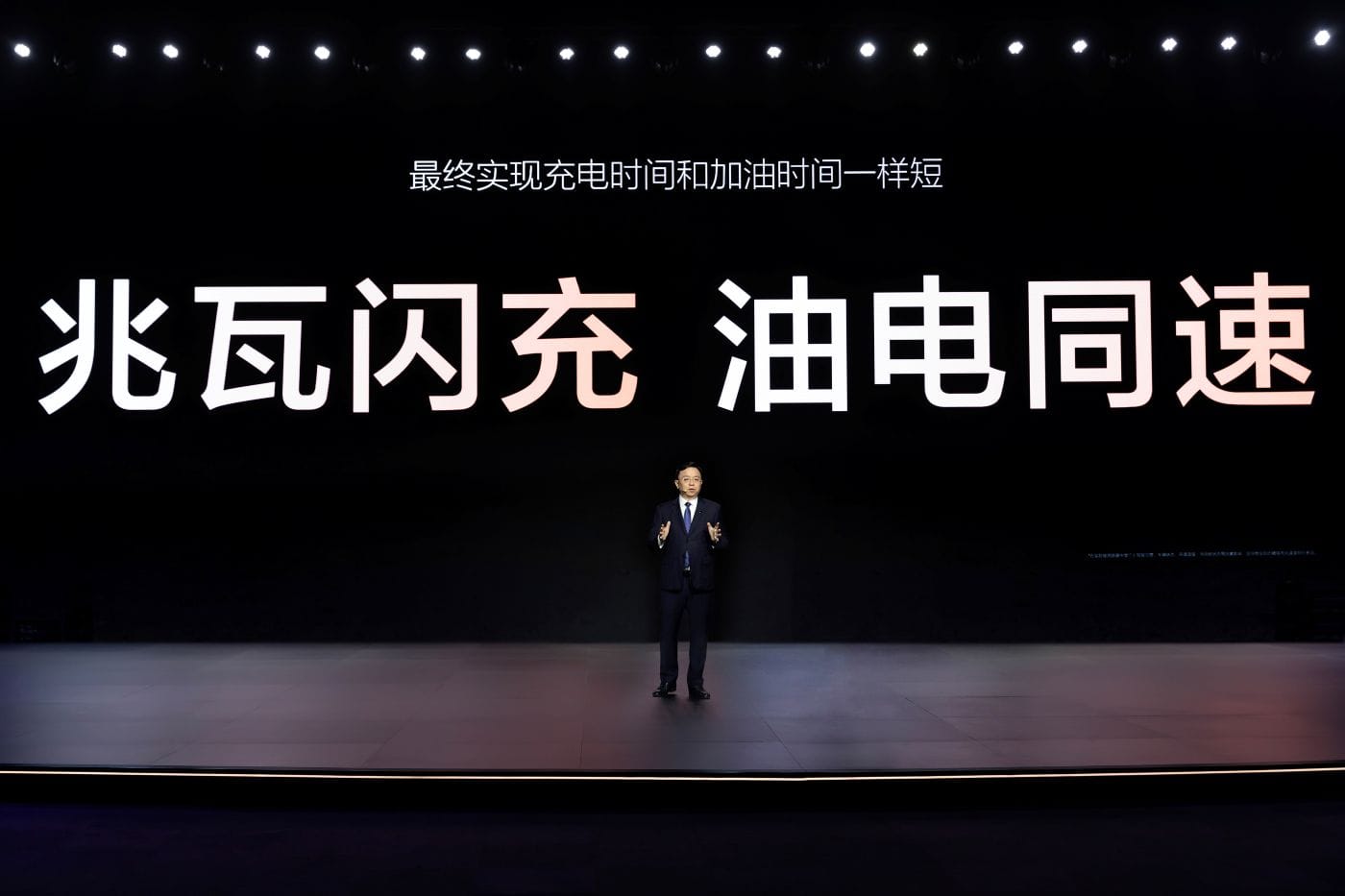 BYD LLEVA LA AUTONOMÍA ELÉCTRICA A OTRO NIVEL CON LA SUPER E-PLATFORM, UN PODEROSO SISTEMA DE SUPERCARGA CON 400 KM EN SOLO 5 MINUTOS V12MAGAZINE VEHÍCULOS ELÉCTRICOS que cargan tan rápido como llenar un tanque de gasolina: esa es la promesa que BYD, el gigante chino de la movilidad eléctrica trae al mundo con su innovadora Super e-Platform. En solo cinco minutos, esta tecnología ofrece 400 kilómetros de autonomía, un avance que está cambiando las reglas del juego en la industria automotriz. V12MAGAZINE