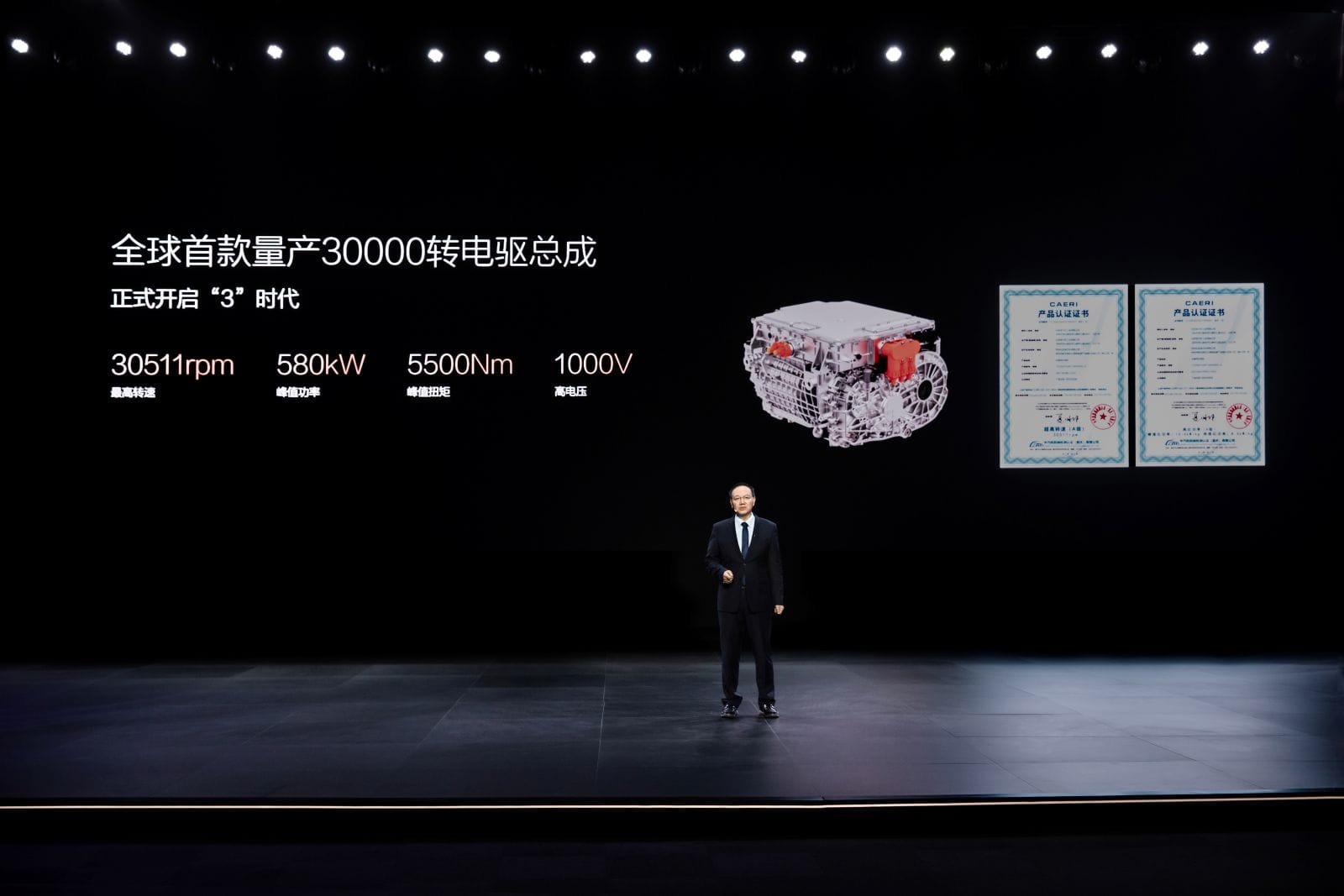 BYD LLEVA LA AUTONOMÍA ELÉCTRICA A OTRO NIVEL CON LA SUPER E-PLATFORM, UN PODEROSO SISTEMA DE SUPERCARGA CON 400 KM EN SOLO 5 MINUTOS V12MAGAZINE VEHÍCULOS ELÉCTRICOS que cargan tan rápido como llenar un tanque de gasolina: esa es la promesa que BYD, el gigante chino de la movilidad eléctrica trae al mundo con su innovadora Super e-Platform. En solo cinco minutos, esta tecnología ofrece 400 kilómetros de autonomía, un avance que está cambiando las reglas del juego en la industria automotriz. V12MAGAZINE