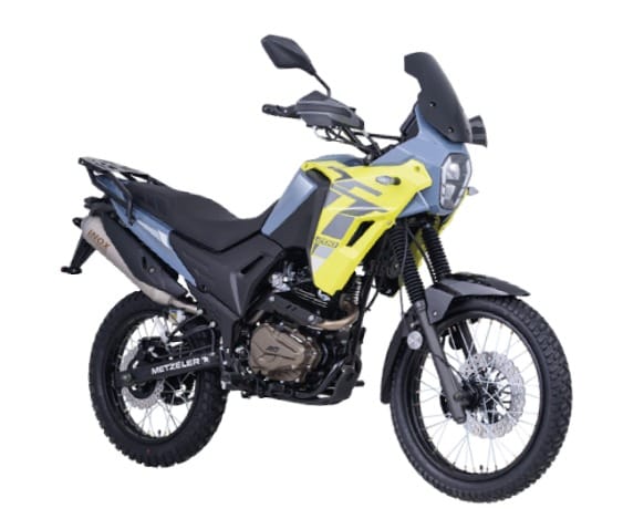 DOMINA EL CAMINO: LA IMPARABLE TT200 DE AKT MOTOS LLEGA A COLOMBIA V12MAGAZINE La nueva TT200 de AKT Motos irrumpió en escena con un evento vibrante en la ciudad de Medellín, marcando un hito para los amantes de la aventura y el rendimiento. Inspirada en las motocicletas de rally, esta máquina promete conquistar cualquier terreno con un diseño que no pasa desapercibido y un enfoque en la comodidad del piloto. V12MAGAZINE