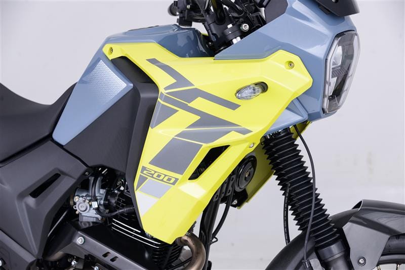 DOMINA EL CAMINO: LA IMPARABLE TT200 DE AKT MOTOS LLEGA A COLOMBIA V12MAGAZINE La nueva TT200 de AKT Motos irrumpió en escena con un evento vibrante en la ciudad de Medellín, marcando un hito para los amantes de la aventura y el rendimiento. Inspirada en las motocicletas de rally, esta máquina promete conquistar cualquier terreno con un diseño que no pasa desapercibido y un enfoque en la comodidad del piloto. V12MAGAZINE