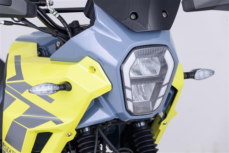 DOMINA EL CAMINO: LA IMPARABLE TT200 DE AKT MOTOS LLEGA A COLOMBIA V12MAGAZINE La nueva TT200 de AKT Motos irrumpió en escena con un evento vibrante en la ciudad de Medellín, marcando un hito para los amantes de la aventura y el rendimiento. Inspirada en las motocicletas de rally, esta máquina promete conquistar cualquier terreno con un diseño que no pasa desapercibido y un enfoque en la comodidad del piloto. V12MAGAZINE