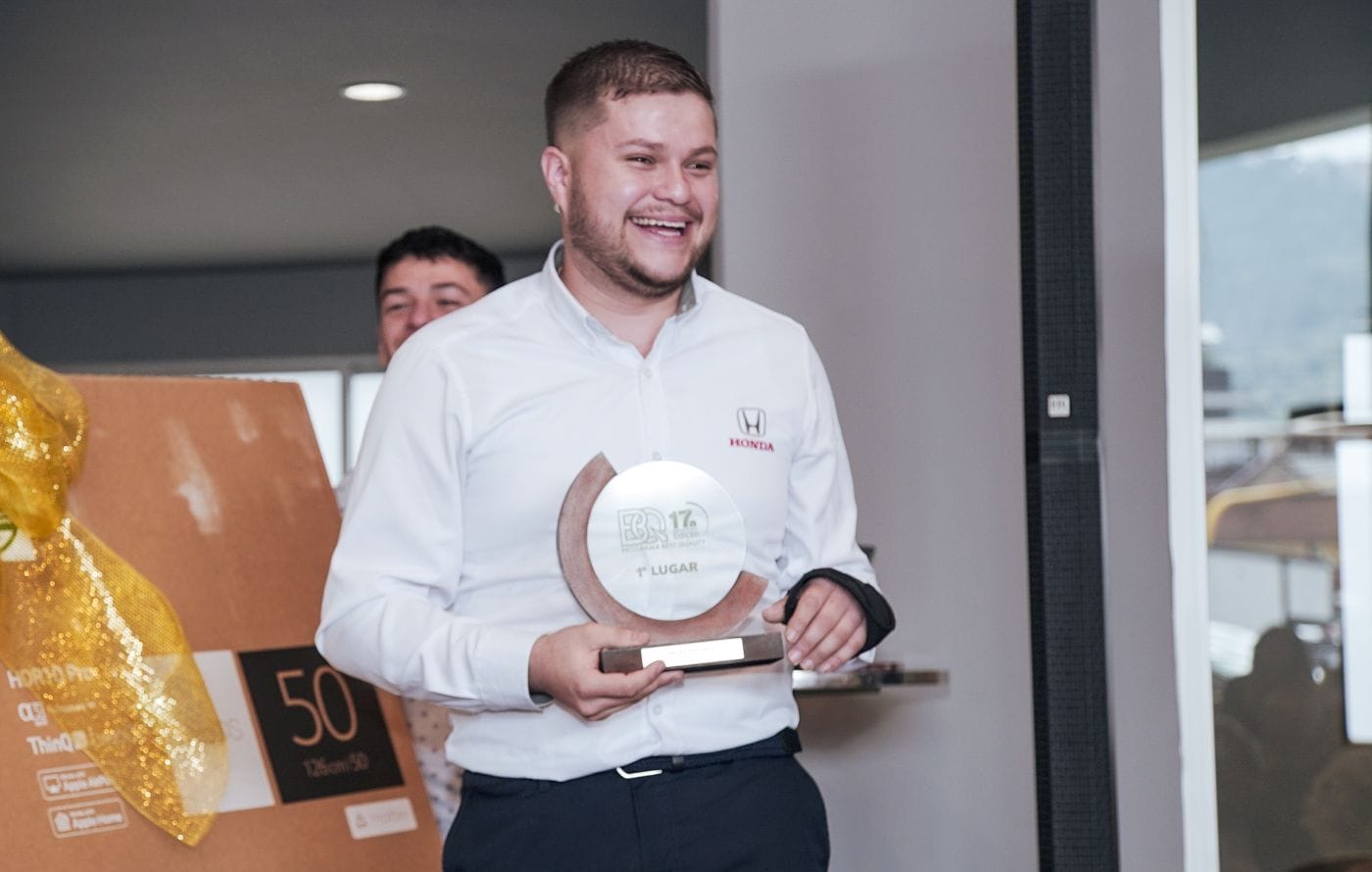 HONDA AUTOS AGITA EL MERCADO COLOMBIANO CON NUEVA IMAGEN Y GARANTÍA EXTENDIDA V12MAGAZINE Honda Autos Colombia arranca el 2025 pisando fuerte: una nueva imagen que cautiva, una garantía extendida que genera confianza y un reconocimiento mundial que grita calidad. La marca japonesa no se anda con rodeos y pone el listón alto para sorprender a sus clientes. V12MAGAZINE