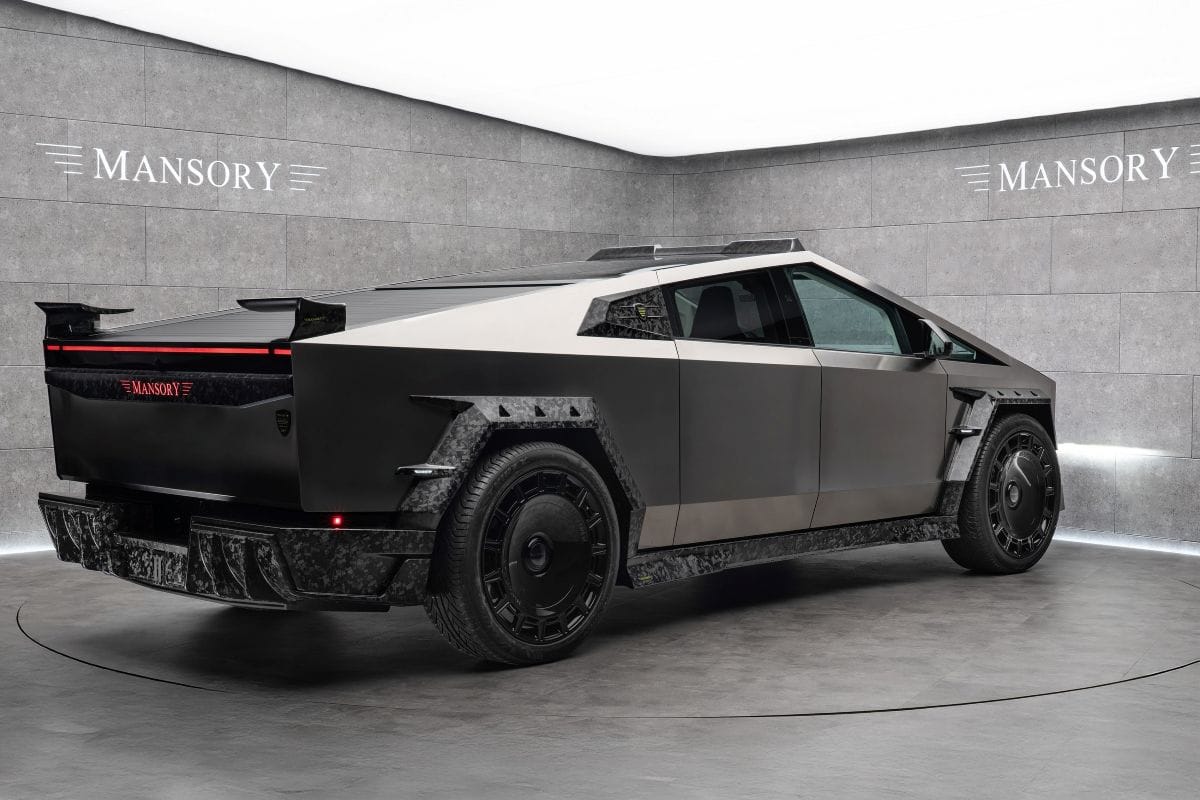 EL MANSORY ELONGATION: LA TRANSFORMACIÓN BRUTAL DEL TESLA CYBERTRUCK QUE LO CONVIERTE EN UNA OBRA MAESTRA V12MAGAZINE Imagina tomar el icónico Tesla Cybertruck y elevarlo a un nivel de exclusividad y potencia que roza lo inimaginable. Eso es exactamente lo que ha logrado Mansory con su nuevo programa de personalización: el Mansory Elongation. V12MAGAZINE