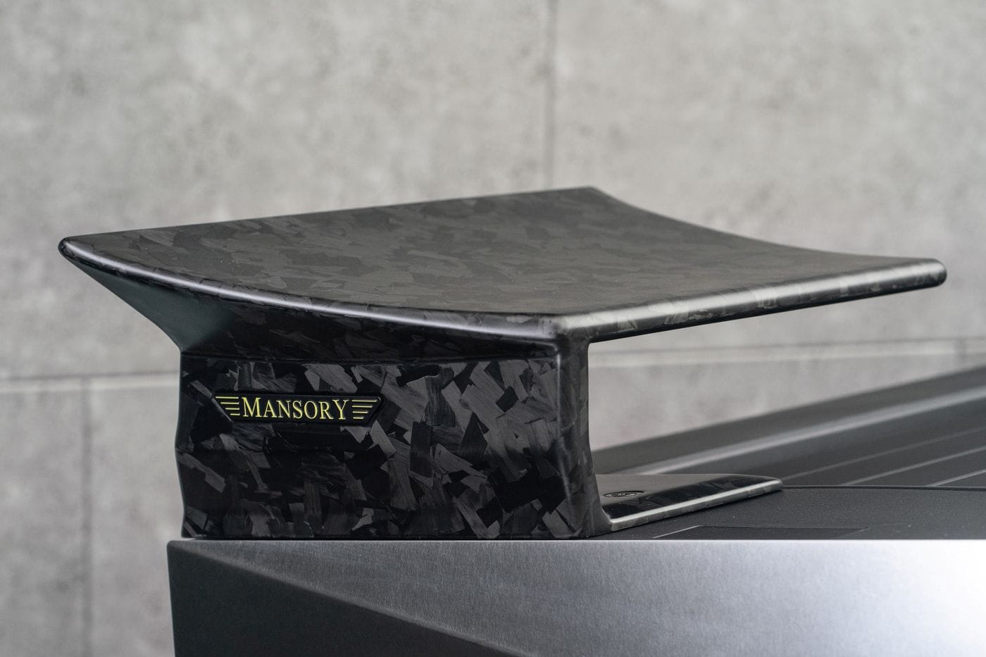 EL MANSORY ELONGATION: LA TRANSFORMACIÓN BRUTAL DEL TESLA CYBERTRUCK QUE LO CONVIERTE EN UNA OBRA MAESTRA V12MAGAZINE Imagina tomar el icónico Tesla Cybertruck y elevarlo a un nivel de exclusividad y potencia que roza lo inimaginable. Eso es exactamente lo que ha logrado Mansory con su nuevo programa de personalización: el Mansory Elongation. V12MAGAZINE