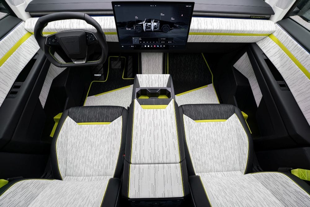 EL MANSORY ELONGATION: LA TRANSFORMACIÓN BRUTAL DEL TESLA CYBERTRUCK QUE LO CONVIERTE EN UNA OBRA MAESTRA V12MAGAZINE Imagina tomar el icónico Tesla Cybertruck y elevarlo a un nivel de exclusividad y potencia que roza lo inimaginable. Eso es exactamente lo que ha logrado Mansory con su nuevo programa de personalización: el Mansory Elongation. V12MAGAZINE