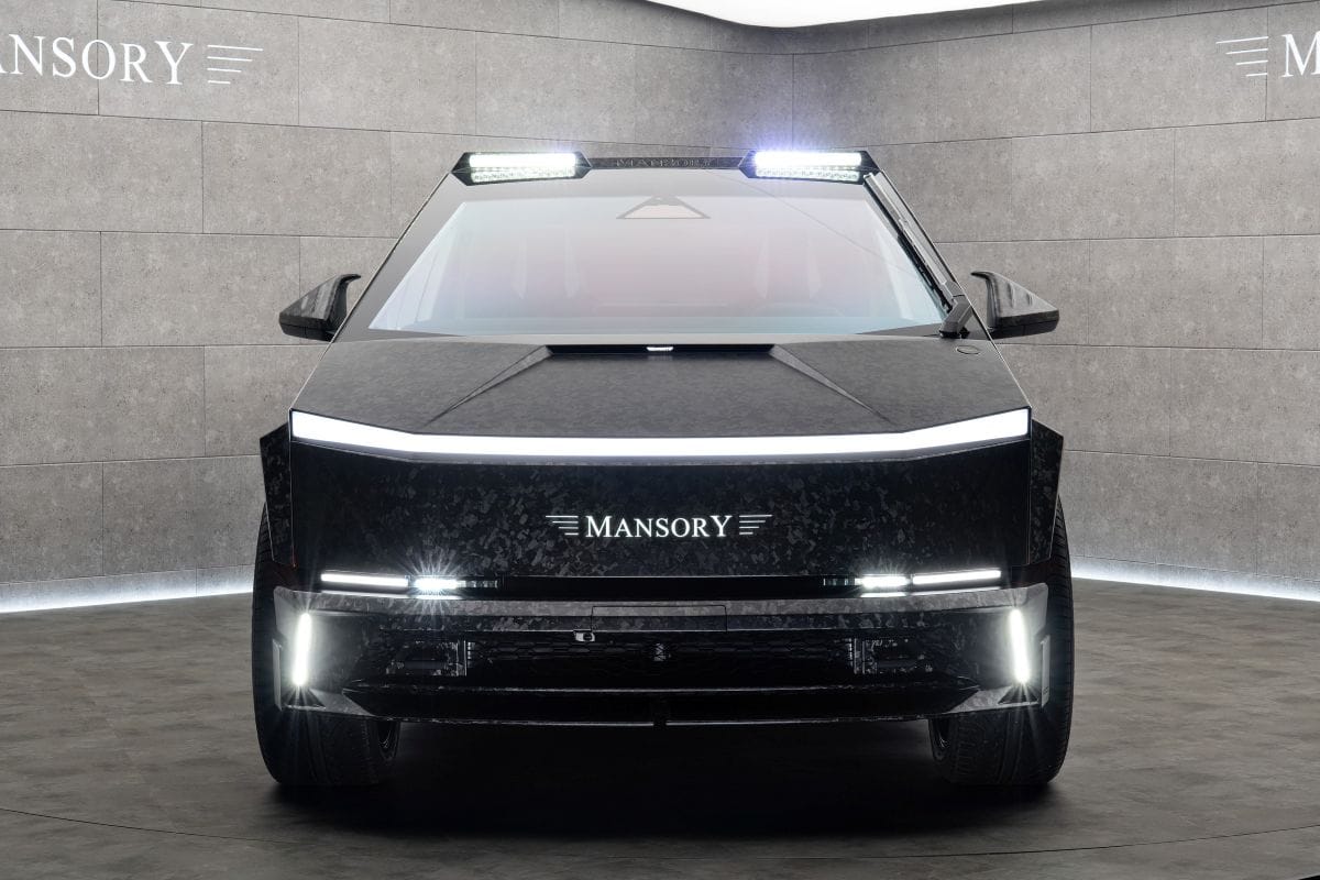 EL MANSORY ELONGATION: LA TRANSFORMACIÓN BRUTAL DEL TESLA CYBERTRUCK QUE LO CONVIERTE EN UNA OBRA MAESTRA V12MAGAZINE Imagina tomar el icónico Tesla Cybertruck y elevarlo a un nivel de exclusividad y potencia que roza lo inimaginable. Eso es exactamente lo que ha logrado Mansory con su nuevo programa de personalización: el Mansory Elongation. V12MAGAZINE
