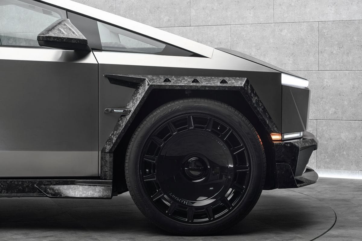 EL MANSORY ELONGATION: LA TRANSFORMACIÓN BRUTAL DEL TESLA CYBERTRUCK QUE LO CONVIERTE EN UNA OBRA MAESTRA V12MAGAZINE Imagina tomar el icónico Tesla Cybertruck y elevarlo a un nivel de exclusividad y potencia que roza lo inimaginable. Eso es exactamente lo que ha logrado Mansory con su nuevo programa de personalización: el Mansory Elongation. V12MAGAZINE