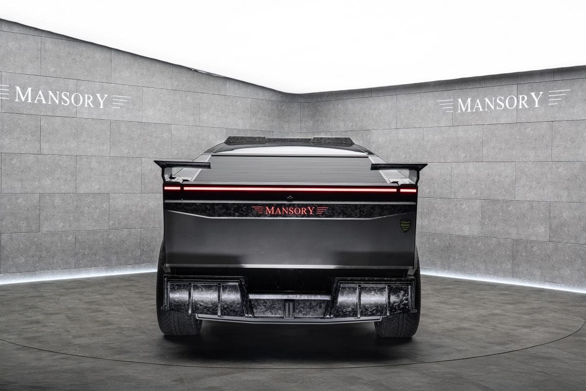 EL MANSORY ELONGATION: LA TRANSFORMACIÓN BRUTAL DEL TESLA CYBERTRUCK QUE LO CONVIERTE EN UNA OBRA MAESTRA V12MAGAZINE Imagina tomar el icónico Tesla Cybertruck y elevarlo a un nivel de exclusividad y potencia que roza lo inimaginable. Eso es exactamente lo que ha logrado Mansory con su nuevo programa de personalización: el Mansory Elongation. V12MAGAZINE