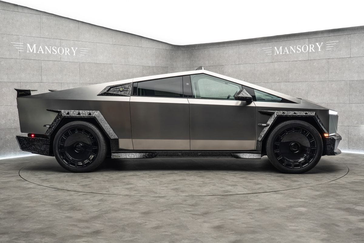 EL MANSORY ELONGATION: LA TRANSFORMACIÓN BRUTAL DEL TESLA CYBERTRUCK QUE LO CONVIERTE EN UNA OBRA MAESTRA V12MAGAZINE Imagina tomar el icónico Tesla Cybertruck y elevarlo a un nivel de exclusividad y potencia que roza lo inimaginable. Eso es exactamente lo que ha logrado Mansory con su nuevo programa de personalización: el Mansory Elongation. V12MAGAZINE