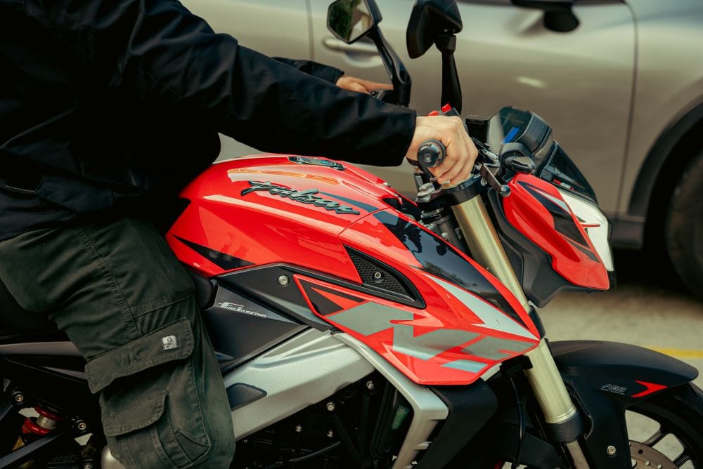 MERCADO DE MOTOCICLETAS COLOMBIANO ARRANCA FUERTE: LAS NUEVAS PULSAR DE GRUPO UMA LO REVOLUCIONAN V12MAGAZINE El mercado de motocicletas en Colombia no para de acelerar. En febrero de 2025, se vendieron 80.585 unidades, un crecimiento explosivo del 25,45 % respecto al año anterior, según datos de la ANDI y Fenalco. En este escenario vibrante, Grupo UMA se roba el show con el lanzamiento de cinco nuevos modelos que prometen revolucionar las calles colombianas. V12MAGAZINE