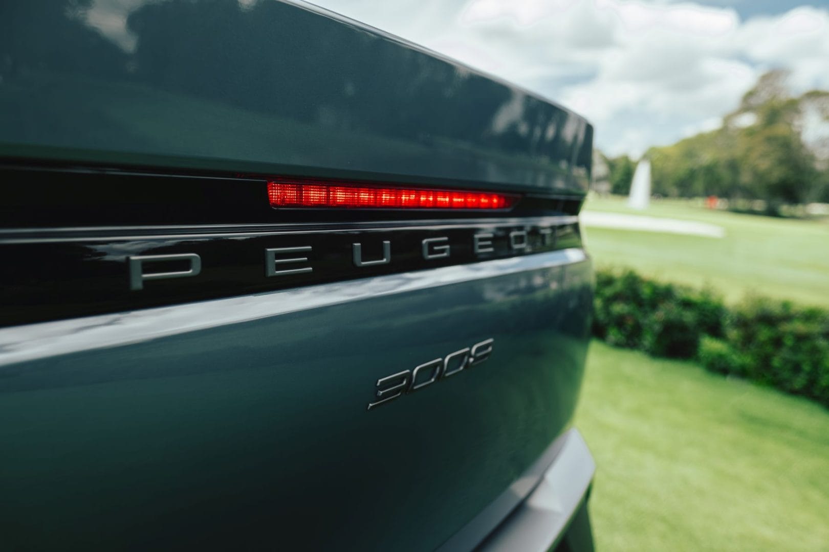 LANZAMIENTO REGIONAL DESLUMBRANTE: LA NUEVA PEUGEOT 3008 RUGE DESDE COLOMBIA V12MAGAZINE ¡El león ruge con potencia! En febrero de 2025, Colombia se transforma en el corazón de un momento histórico para el mundo automotriz: el lanzamiento regional de la Nueva Peugeot 3008. Por primera vez, el país acoge un evento de esta envergadura, donde la icónica marca francesa fusiona innovación y diseño en una exhibición sin precedentes. V12MAGAZINE