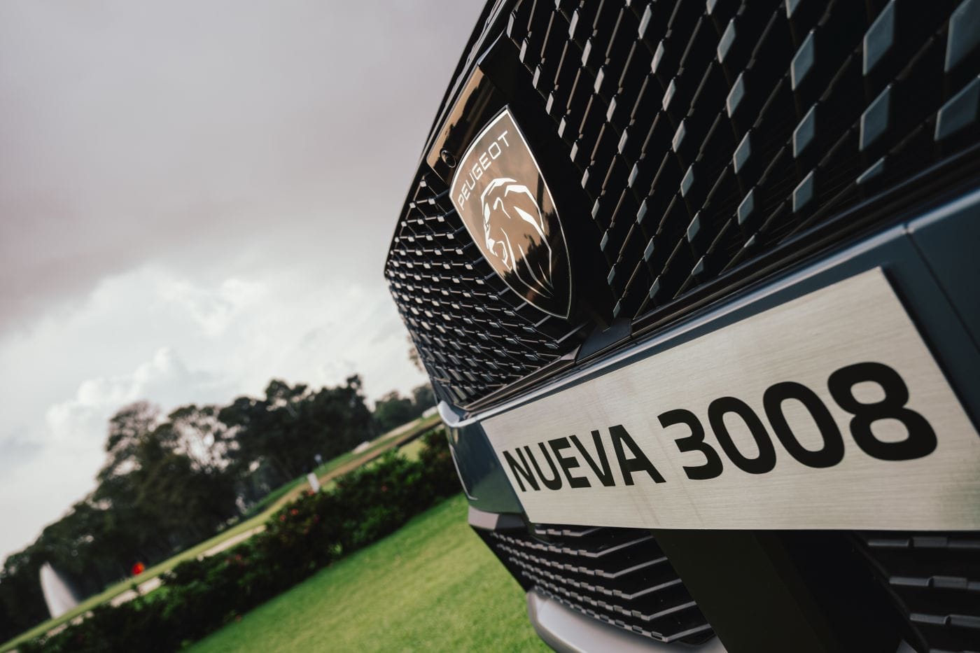 LANZAMIENTO REGIONAL DESLUMBRANTE: LA NUEVA PEUGEOT 3008 RUGE DESDE COLOMBIA V12MAGAZINE ¡El león ruge con potencia! En febrero de 2025, Colombia se transforma en el corazón de un momento histórico para el mundo automotriz: el lanzamiento regional de la Nueva Peugeot 3008. Por primera vez, el país acoge un evento de esta envergadura, donde la icónica marca francesa fusiona innovación y diseño en una exhibición sin precedentes. V12MAGAZINE