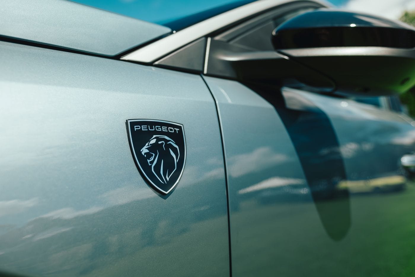 LANZAMIENTO REGIONAL DESLUMBRANTE: LA NUEVA PEUGEOT 3008 RUGE DESDE COLOMBIA V12MAGAZINE ¡El león ruge con potencia! En febrero de 2025, Colombia se transforma en el corazón de un momento histórico para el mundo automotriz: el lanzamiento regional de la Nueva Peugeot 3008. Por primera vez, el país acoge un evento de esta envergadura, donde la icónica marca francesa fusiona innovación y diseño en una exhibición sin precedentes. V12MAGAZINE