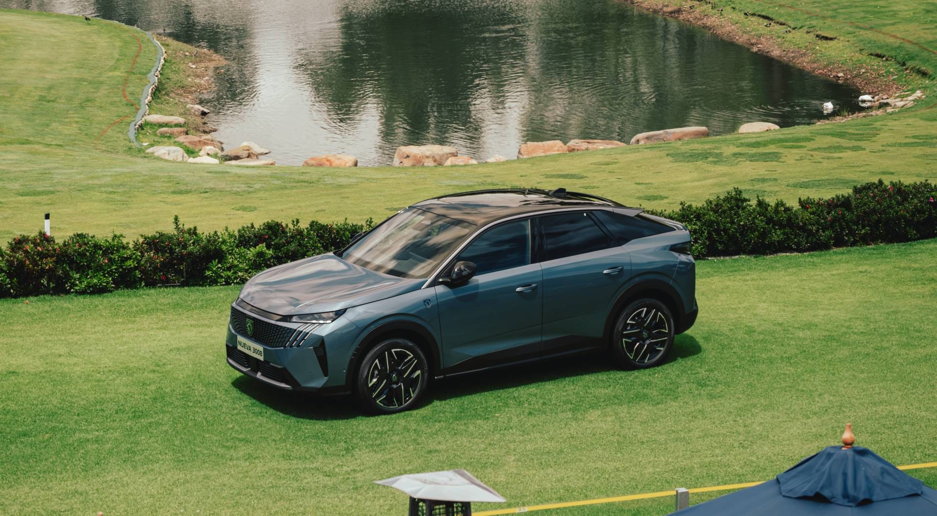 LANZAMIENTO REGIONAL DESLUMBRANTE: LA NUEVA PEUGEOT 3008 RUGE DESDE COLOMBIA V12MAGAZINE ¡El león ruge con potencia! En febrero de 2025, Colombia se transforma en el corazón de un momento histórico para el mundo automotriz: el lanzamiento regional de la Nueva Peugeot 3008. Por primera vez, el país acoge un evento de esta envergadura, donde la icónica marca francesa fusiona innovación y diseño en una exhibición sin precedentes. V12MAGAZINE