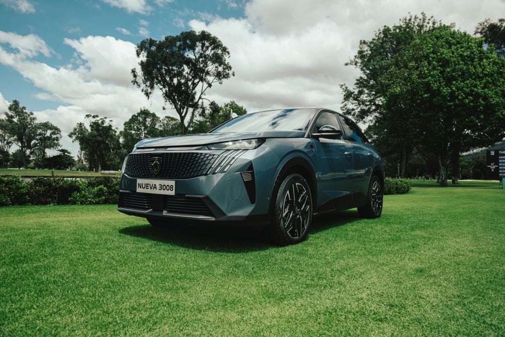 LANZAMIENTO REGIONAL DESLUMBRANTE: LA NUEVA PEUGEOT 3008 RUGE DESDE COLOMBIA V12MAGAZINE ¡El león ruge con potencia! En febrero de 2025, Colombia se transforma en el corazón de un momento histórico para el mundo automotriz: el lanzamiento regional de la Nueva Peugeot 3008. Por primera vez, el país acoge un evento de esta envergadura, donde la icónica marca francesa fusiona innovación y diseño en una exhibición sin precedentes. V12MAGAZINE