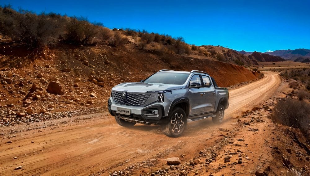 CHANGAN HUNTER: POTENCIA Y AUTONOMÍA EN LA PRIMERA PICK-UP HÍBRIDA DE RANGO EXTENDIDO ENCHUFABLE QUE LLEGA A COLOMBIA V12MAGAZINE Changan Hunter irrumpe en el mercado colombiano como un torbellino de innovación, potencia y versatilidad. Este vehículo, presentado por Changan Colombia y respaldado por el Grupo Vardí, llega para redefinir el segmento de las pick-ups con su tecnología híbrida de rango extendido enchufable y el platón más grande de su categoría. V12MAGAZINE