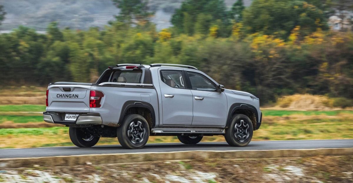CHANGAN HUNTER: POTENCIA Y AUTONOMÍA EN LA PRIMERA PICK-UP HÍBRIDA DE RANGO EXTENDIDO ENCHUFABLE QUE LLEGA A COLOMBIA V12MAGAZINE Changan Hunter irrumpe en el mercado colombiano como un torbellino de innovación, potencia y versatilidad. Este vehículo, presentado por Changan Colombia y respaldado por el Grupo Vardí, llega para redefinir el segmento de las pick-ups con su tecnología híbrida de rango extendido enchufable y el platón más grande de su categoría. V12MAGAZINE