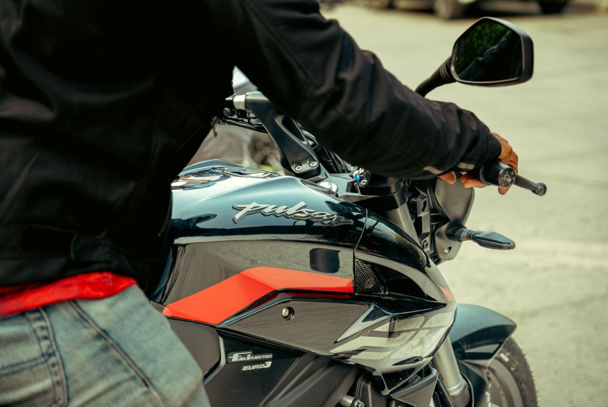 MERCADO DE MOTOCICLETAS COLOMBIANO ARRANCA FUERTE: LAS NUEVAS PULSAR DE GRUPO UMA LO REVOLUCIONAN V12MAGAZINE El mercado de motocicletas en Colombia no para de acelerar. En febrero de 2025, se vendieron 80.585 unidades, un crecimiento explosivo del 25,45 % respecto al año anterior, según datos de la ANDI y Fenalco. En este escenario vibrante, Grupo UMA se roba el show con el lanzamiento de cinco nuevos modelos que prometen revolucionar las calles colombianas. V12MAGAZINE