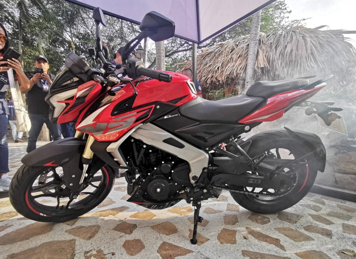 MERCADO DE MOTOCICLETAS COLOMBIANO ARRANCA FUERTE: LAS NUEVAS PULSAR DE GRUPO UMA LO REVOLUCIONAN V12MAGAZINE El mercado de motocicletas en Colombia no para de acelerar. En febrero de 2025, se vendieron 80.585 unidades, un crecimiento explosivo del 25,45 % respecto al año anterior, según datos de la ANDI y Fenalco. En este escenario vibrante, Grupo UMA se roba el show con el lanzamiento de cinco nuevos modelos que prometen revolucionar las calles colombianas. V12MAGAZINE