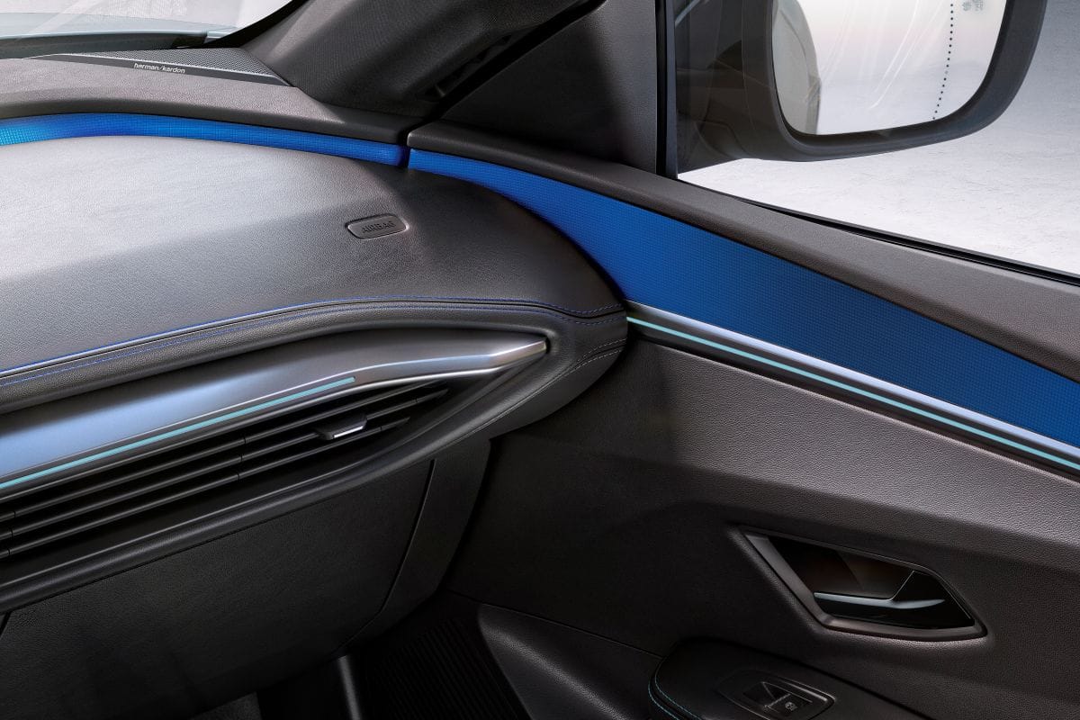RENAULT MEGANE E-TECH ELÉCTRICO: SE POTENCIALIZA EN EUROPA CON UN NUEVO ACABADO Y PODEROSOS DESARROLLOS TECNOLÓGICOS V12MAGAZINE RENAULT MEGANE E-TECH ELÉCTRICO se reinventa y llega cargado de novedades para conquistar Europa. Con un diseño deportivo irresistible y avances tecnológicos de vanguardia, este modelo eléctrico de Renault sube la apuesta en el mercado de los vehículos ecológicos con nuevos desarrollos. V12MAGAZINE