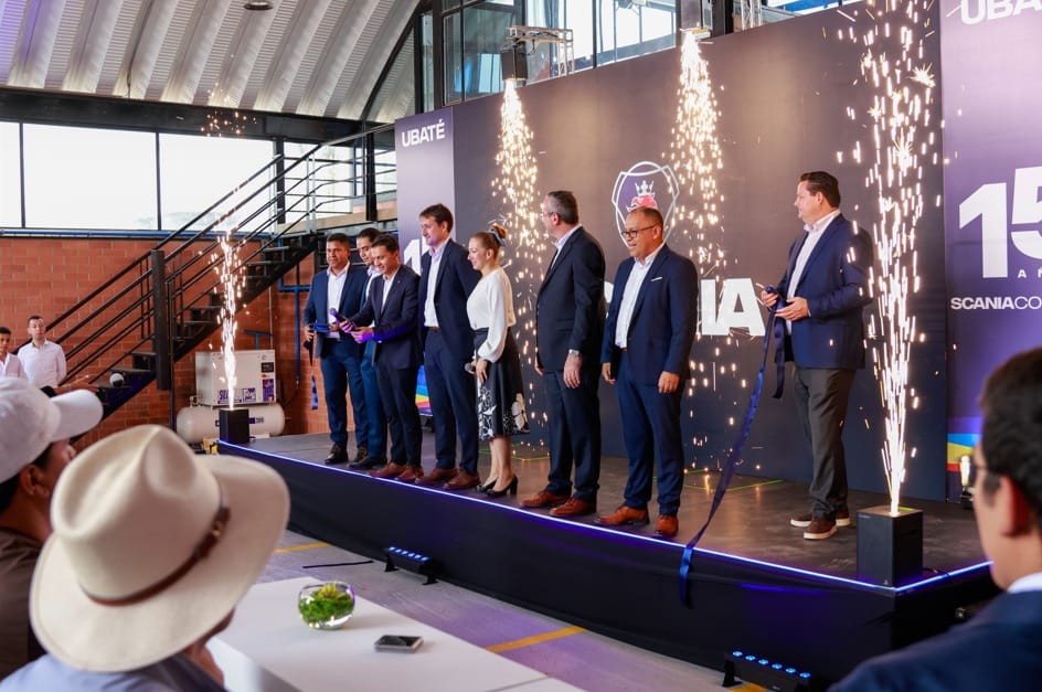 SCANIA DESATA SU EXPANSIÓN EN COLOMBIA: NUEVA SEDE EN UBATÉ PARA LA MINERÍA V12MAGAZINE Scania abre una nueva sede en Ubaté, Cundinamarca, para fortalecer el soporte a las operaciones mineras. Esta iniciativa mejora la conectividad y la economía local con un enfoque sustentable. La marca sueca impulsa así un sector clave en Colombia. V12MAGAZINE