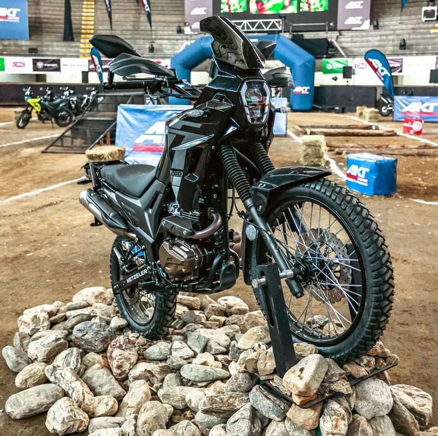 DOMINA EL CAMINO: LA IMPARABLE TT200 DE AKT MOTOS LLEGA A COLOMBIA V12MAGAZINE La nueva TT200 de AKT Motos irrumpió en escena con un evento vibrante en la ciudad de Medellín, marcando un hito para los amantes de la aventura y el rendimiento. Inspirada en las motocicletas de rally, esta máquina promete conquistar cualquier terreno con un diseño que no pasa desapercibido y un enfoque en la comodidad del piloto. V12MAGAZINE