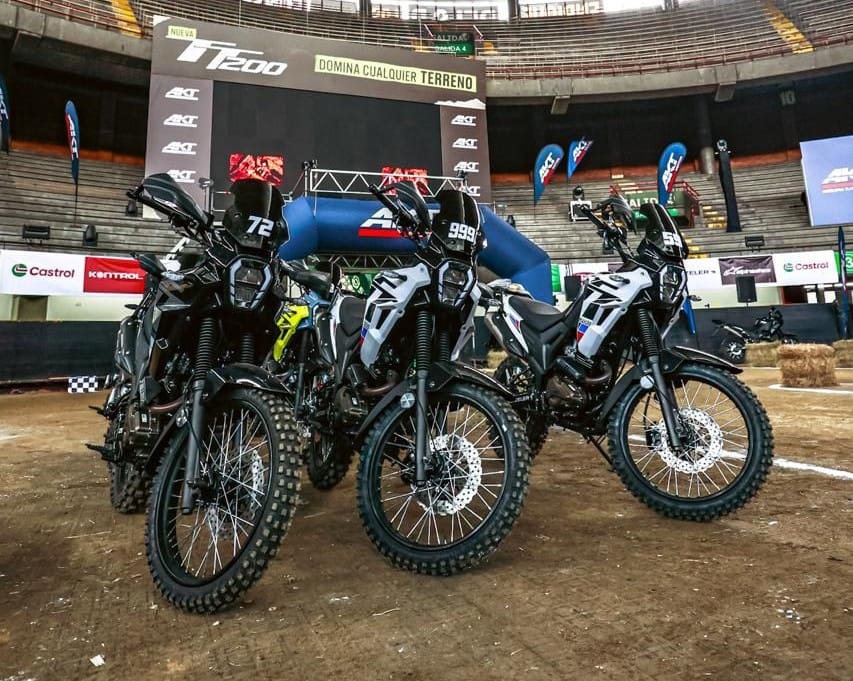 DOMINA EL CAMINO: LA IMPARABLE TT200 DE AKT MOTOS LLEGA A COLOMBIA V12MAGAZINE La nueva TT200 de AKT Motos irrumpió en escena con un evento vibrante en la ciudad de Medellín, marcando un hito para los amantes de la aventura y el rendimiento. Inspirada en las motocicletas de rally, esta máquina promete conquistar cualquier terreno con un diseño que no pasa desapercibido y un enfoque en la comodidad del piloto. V12MAGAZINE