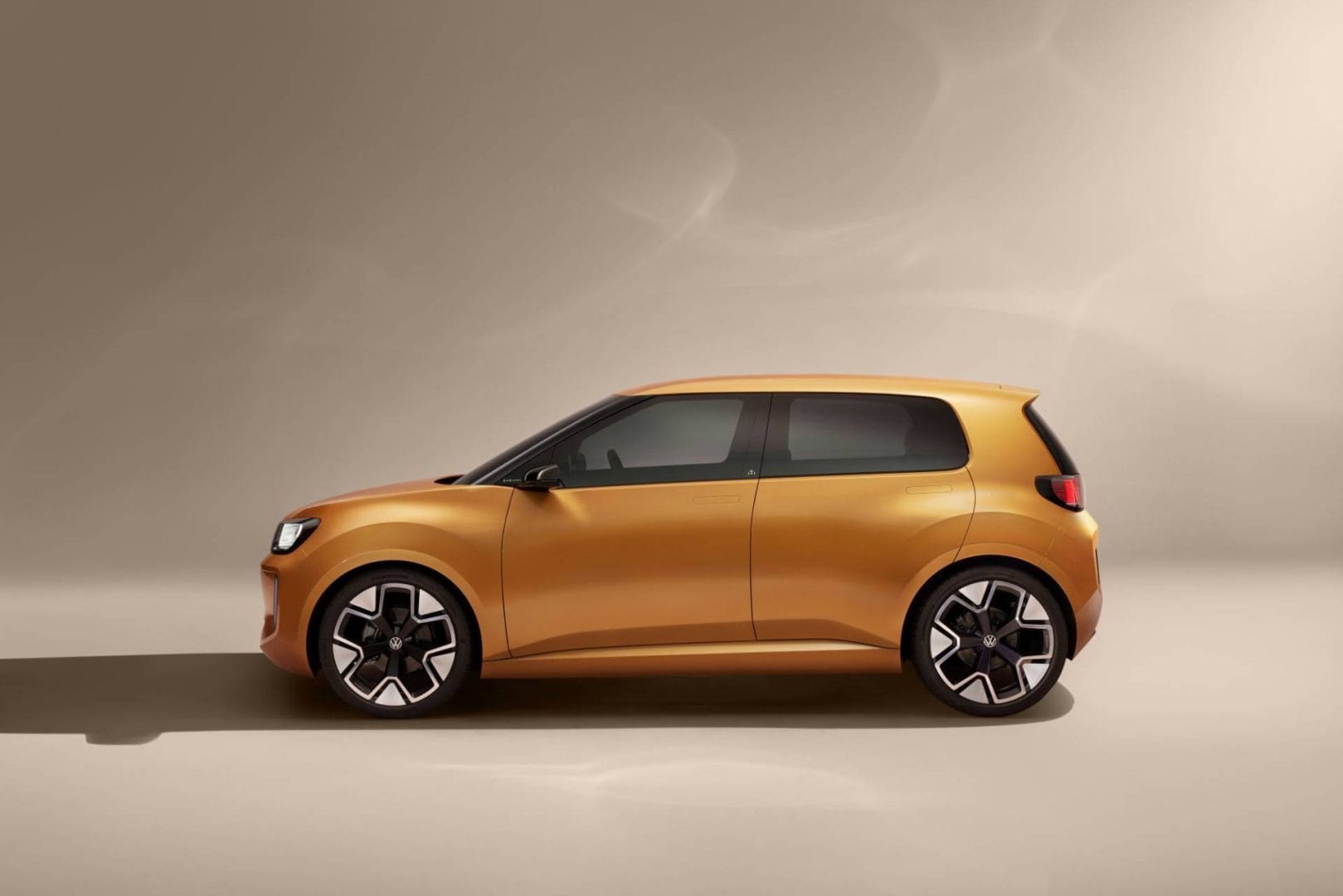 DESCUBRE EL PODEROSO ID. EVERY1, EL FUTURO ASEQUIBLE DE VOLKSWAGEN EN EL MUNDO DE LA MOVILIDAD ELÉCTRICA V12MAGAZINE Volkswagen ID. EVERY1 es un prototipo que presenta un avance del futuro eléctrico de acceso, este vehículo se comercializará en el mercado europeo y busca ser competitivo en precio, diseño y tecnología. V12MAGAZINE