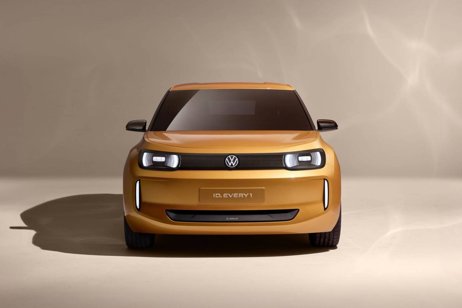 DESCUBRE EL PODEROSO ID. EVERY1, EL FUTURO ASEQUIBLE DE VOLKSWAGEN EN EL MUNDO DE LA MOVILIDAD ELÉCTRICA V12MAGAZINE Volkswagen ID. EVERY1 es un prototipo que presenta un avance del futuro eléctrico de acceso, este vehículo se comercializará en el mercado europeo y busca ser competitivo en precio, diseño y tecnología. V12MAGAZINE