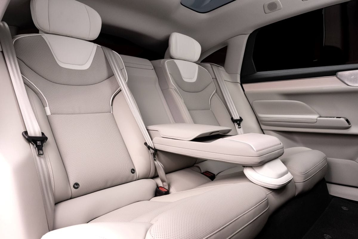 VOLVO ES90: EL IMPARABLE FUTURO ELÉCTRICO YA ESTÁ AQUÍ V12MAGAZINE Volvo vuelve a revolucionar el mundo automotriz con el lanzamiento del nuevo Volvo ES90, un vehículo totalmente eléctrico que desafía las etiquetas. Este modelo promete ser un ícono de diseño escandinavo, tecnología avanzada y sostenibilidad. ¿Es un sedán, un fastback o un SUV? La respuesta es simple: es un Volvo ES90, y está aquí para redefinirlo todo. V12MAGAZINE