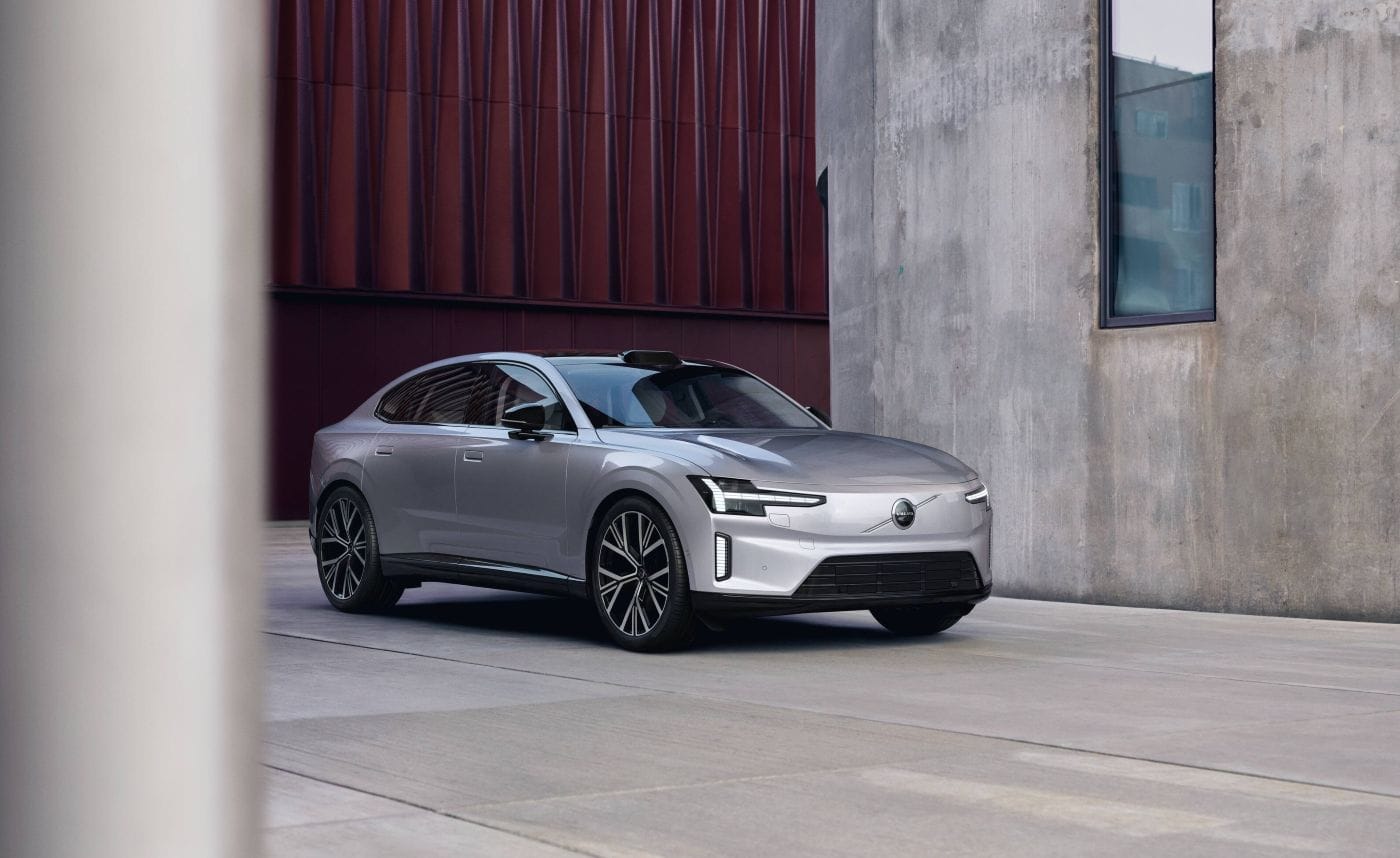 VOLVO ES90: EL IMPARABLE FUTURO ELÉCTRICO YA ESTÁ AQUÍ V12MAGAZINE Volvo vuelve a revolucionar el mundo automotriz con el lanzamiento del nuevo Volvo ES90, un vehículo totalmente eléctrico que desafía las etiquetas. Este modelo promete ser un ícono de diseño escandinavo, tecnología avanzada y sostenibilidad. ¿Es un sedán, un fastback o un SUV? La respuesta es simple: es un Volvo ES90, y está aquí para redefinirlo todo. V12MAGAZINE