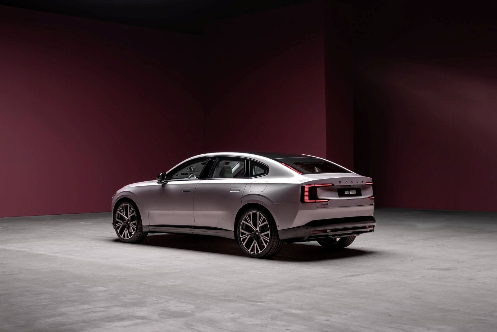 VOLVO ES90: EL IMPARABLE FUTURO ELÉCTRICO YA ESTÁ AQUÍ V12MAGAZINE Volvo vuelve a revolucionar el mundo automotriz con el lanzamiento del nuevo Volvo ES90, un vehículo totalmente eléctrico que desafía las etiquetas. Este modelo promete ser un ícono de diseño escandinavo, tecnología avanzada y sostenibilidad. ¿Es un sedán, un fastback o un SUV? La respuesta es simple: es un Volvo ES90, y está aquí para redefinirlo todo. V12MAGAZINE